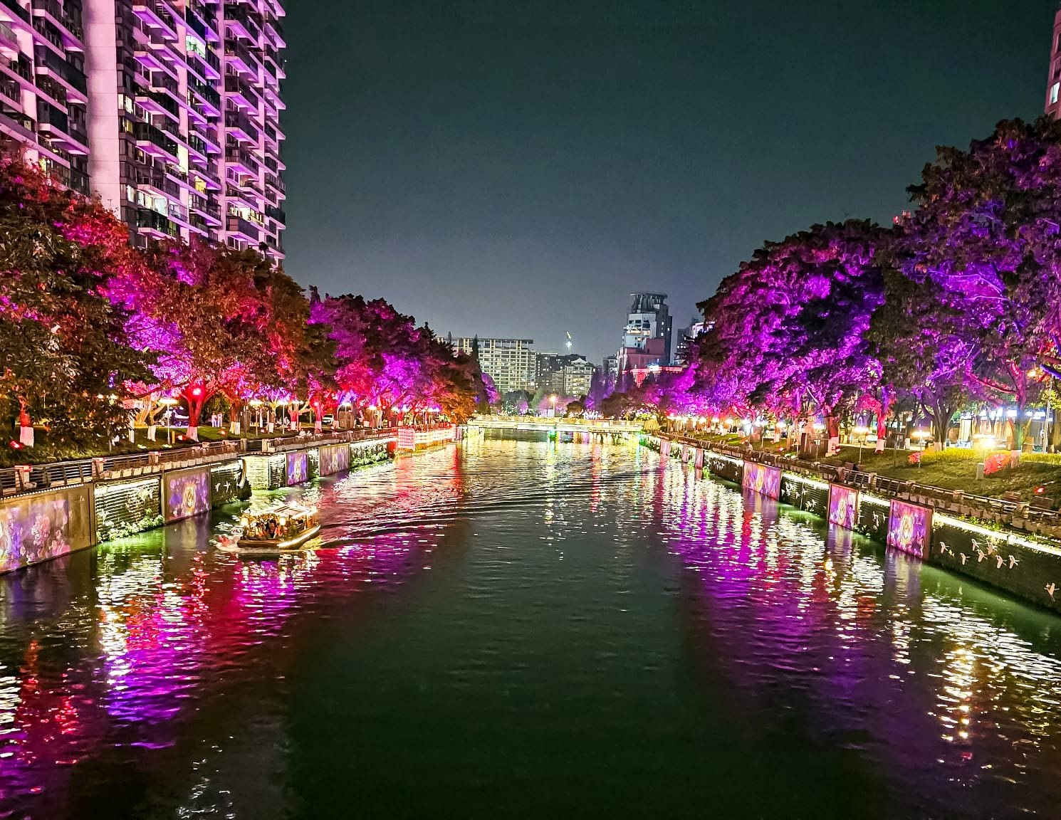 Canale illuminato di notte in Cina