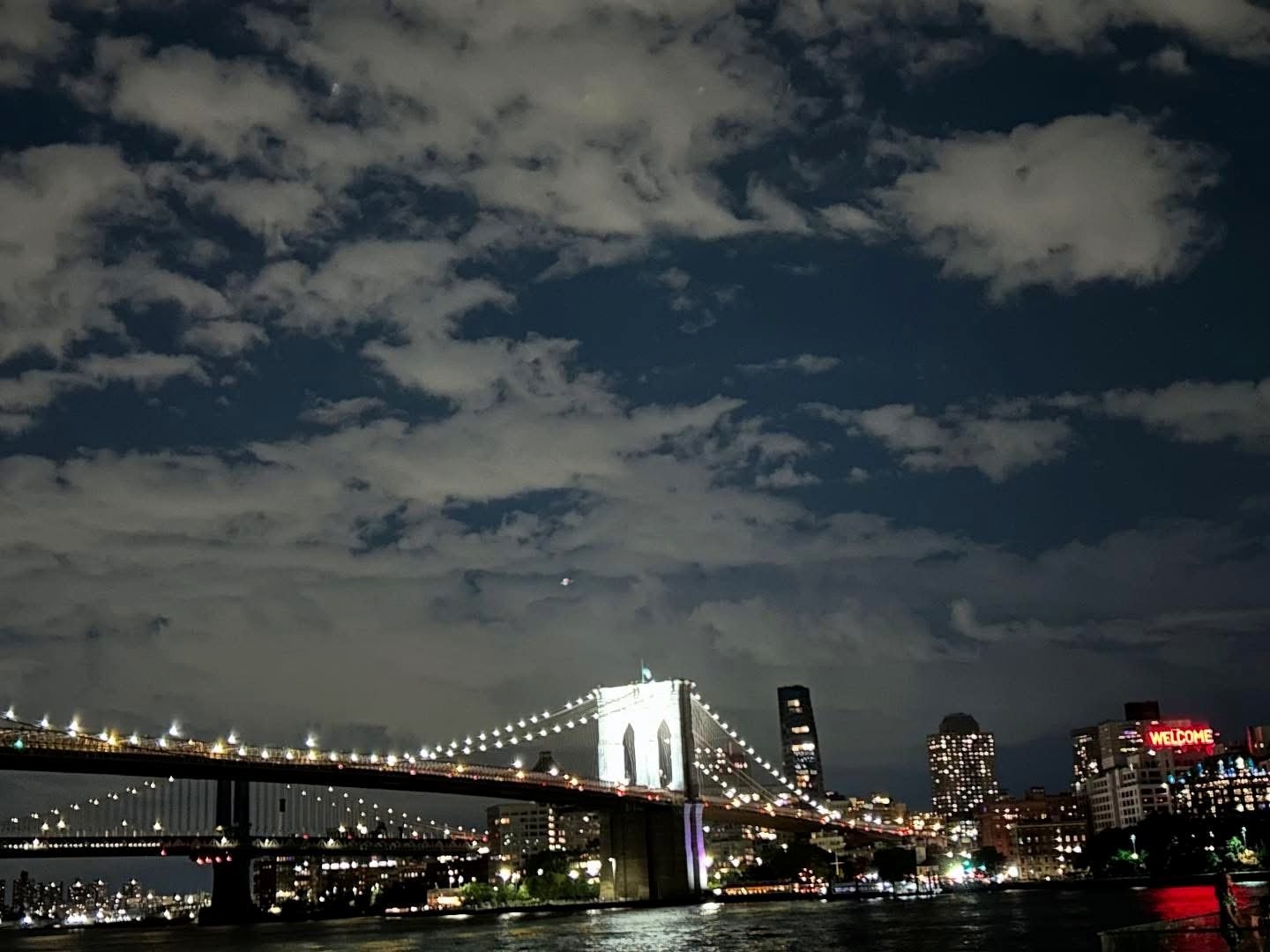 Ponte di New York illuminato di notte